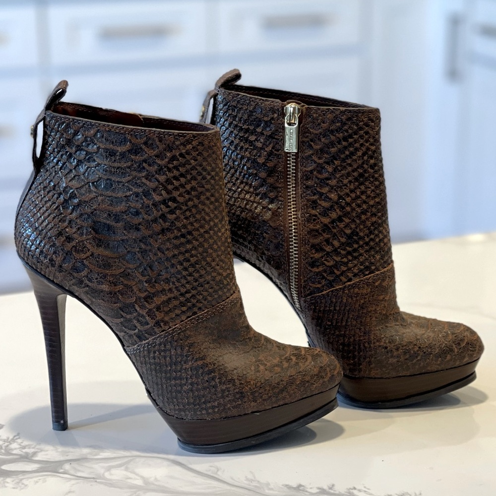 MICHAEL Michael Kors Platform ankle boot snake embossed Authentic SZ 8